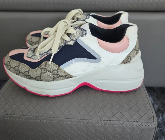 Gucci Navy and Cream Sneakers - Picture 4 of 13